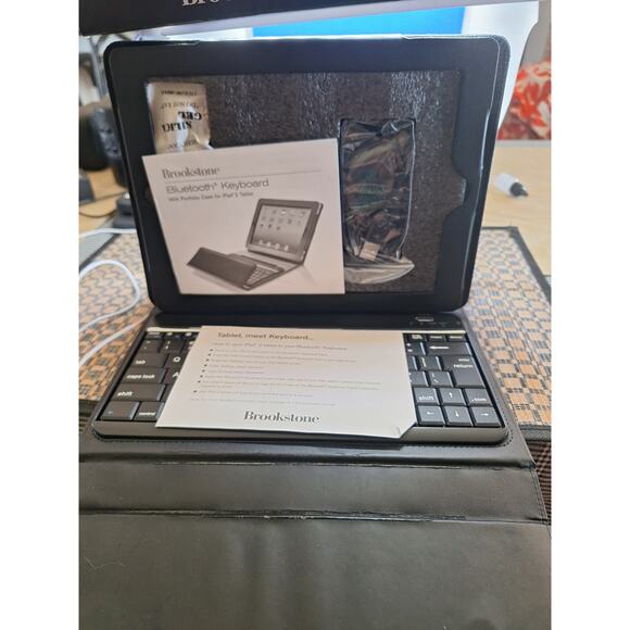 Brookstone Bluetooth Keyboard for iPad 2 Black - Picture 4 of 7